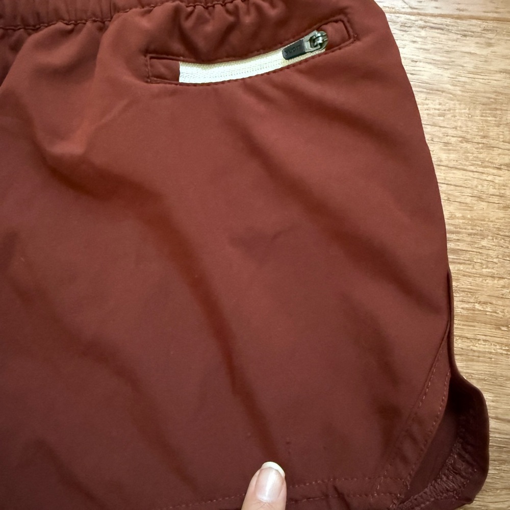 Vuori Clementine Short in Pinot/ Burgundy Size S Athletic Running Short - Picture 3 of 4